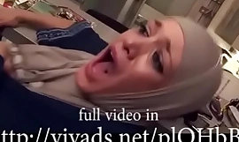 hijab dame pergi ke tempat tidur menghilangkan vagina