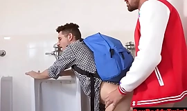Nerd Caught and fodido bare in rub-down the public banheiro- GayDaddyTwink porn video