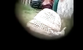 Garota de Mianmar tomando banho