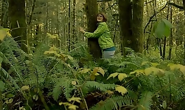Handuffed împreună un tufiș în pădure cu privire la disperat mergeți în escortă