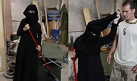 戦利品のツアー-イスラム教徒の女性の女性らしい床がホーン狂ったアメリカの兵士に気づかれる