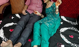 Hindi pár romantika, férj meggyőzi, hogy repedés az anális párzásnál