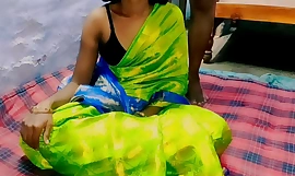 Seks z indyjską dopasowanie razem w zielone sari