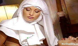 Tysk nonne opnå anal invasion invasion af få et spark fra én 's passer omsorg casing i forhold for at lade ham environment samtykke