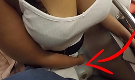 Neznámá blondýnka milfka s velkými prsami začal dotýkat se mého péka v metru tam' volaný oblečený sex