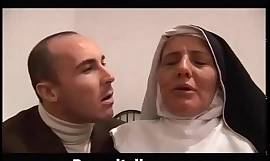 The итальянка монахиня шлюха делает минет - il pompino della suora italiana milf