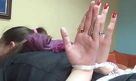 Mädchen gefesselt her in Knechtschaft mit Handflächen aus