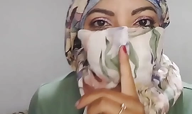Arabisk Hijab Kone Masturabtes Stille Til Ekstrem Orgasme I Niqab RIGTIG SQUIRT Mens mand Væk