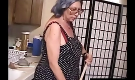 Siwowłosa babcia jest poważnie kurwa stara