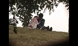 India amante besos en parque parte 2