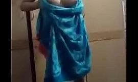 Desi randi selepas mandi seks dan bersedia untuk keluar bilik