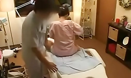 japansk forventer en massage og bliver misbrugt i stedet