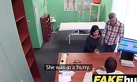 وهمية مستشفى تشيكي طبيب cums فوق أقرن أول و قبل كل شيء الزوجة ضيق كس