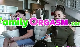 Тврдо беседно јебање са плавушом сестром породичним оргазамом цом