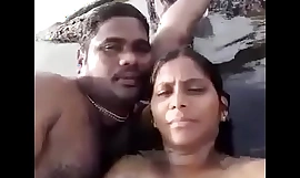 тамилски пар маца кородира у затоцима