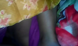 chica india flash stark cuerpo desnudo mientras duerme
