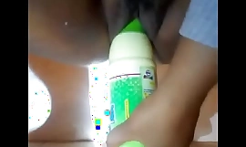 Tajskie dziewczyna duża butelka wkładanie