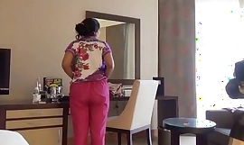 Verlegen Indiase Bhabhi in hotelkamer met haar pasgetrouwde echtgenoot op huwelijksreis