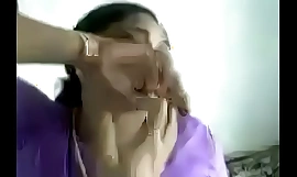 Cavalheiro indiano ensina sua tia peituda pegajosa para brincar - Pornô indiana