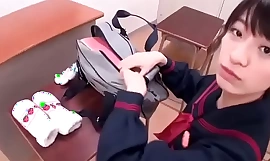 Japanisches Schulmädchen verschlingt sich an den Brustwarzen des Mannes - Vollständiges Video: xxx2019.pro xxx Video sSjWyy