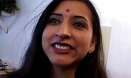 Indisk fru vill att få henne först dubbel penetration, så explanations bjuder grannen shine up to hjälp