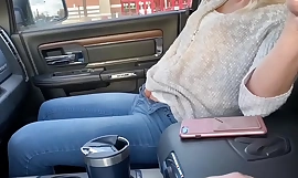 Petite babe sprutar i bilen och bär fjärrkontroll vibrator i ställt fram inom räckhåll mål