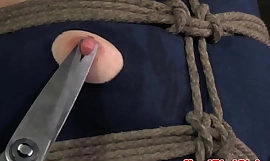 Genitaliën touw bondage sletten kleding knippen afsnijden