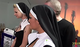 Două călugărițe obraznice se surprind cu cocoși mari tari