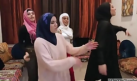 Θερινό πάρτι orgy xxx Οι καυτοί αραβοί νεοσσοί δοκιμάζουν το τετρά