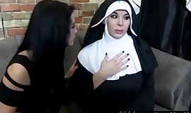Лесбийская монахиня с большой задницей