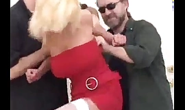Blondine im roten Kleid fest gefesselt und gefickt