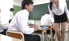 Profesoara japoneză Big Tit futută în tren