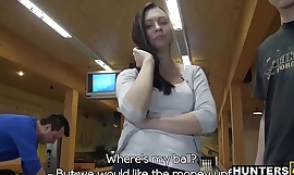 Un étranger frappe arctic chatte d'une adolescente au bowling en convenant à quelqu'un pendant que BF Cocus