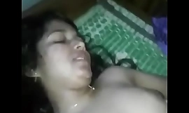 Kerala menina dedilhado inseparável a alto moun