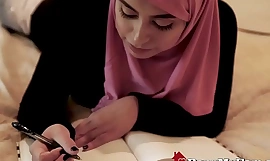 Vacker muslimsk dotter Ella Knox åtnjuter smutsig familjesamarbete i Dubai