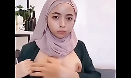 Malay girl in the same manner her nice boobs in hijab