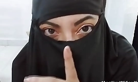 SỮA Người Ả Rập Hồi giáo Mẹ kế nghiệp dư Cưỡi dương vật giả hậu môn và phun ra trong khăn trùm đầu màu đen Niqab trên webcam