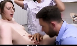 Sheena Ryder pomaže liječniku u liječenju pacijenta gladnog penisa - Tristan Summers - DoctorBangs porn video