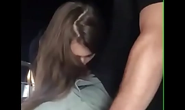 Flickan suger killen på gatan ryska