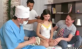 Læge stirrer på jomfruhinden og banker jomfru chick