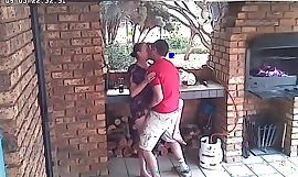 Kémkamera: a pár a természetvédelmi terület verandáján fogott kurva