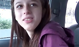 Милая 18-летняя девушка получает pussyfucked на кране