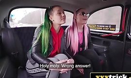 Chauffeur de taxi européen à double équipe de jumeaux tchèques mignons (Lady Zee, Sandra Zee)