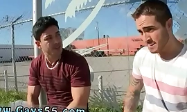 Meninos gêmeos posando de vídeos de sexo gay pela primeira vez Sexo gay em público realmente quente