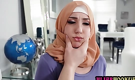 Arabische tiener meid met hijab Violet Gems betrapt op het stelen substitute for geld door haar klant