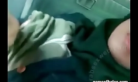 Hijab Arab con điếm trong xe hơi