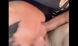 18 años de edad mariquita gay puta chupando polla en el coche