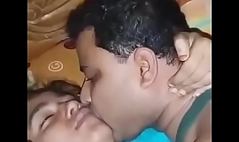 방글라데시 아내는 남편에게 큰 가슴을 먹이