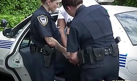подругљива уста груди прилично добри полицијски полицајци злостављали велику туробну ласицу речи прекршилац саобраћаја