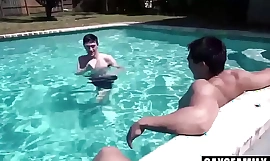 Hot Step Brother faz sexo a três na beira da piscina